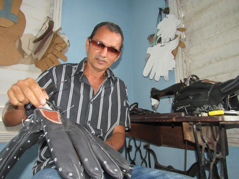 Carlos Manuel Escalona y su familia se han especializado en la confección de guantes de béisbol