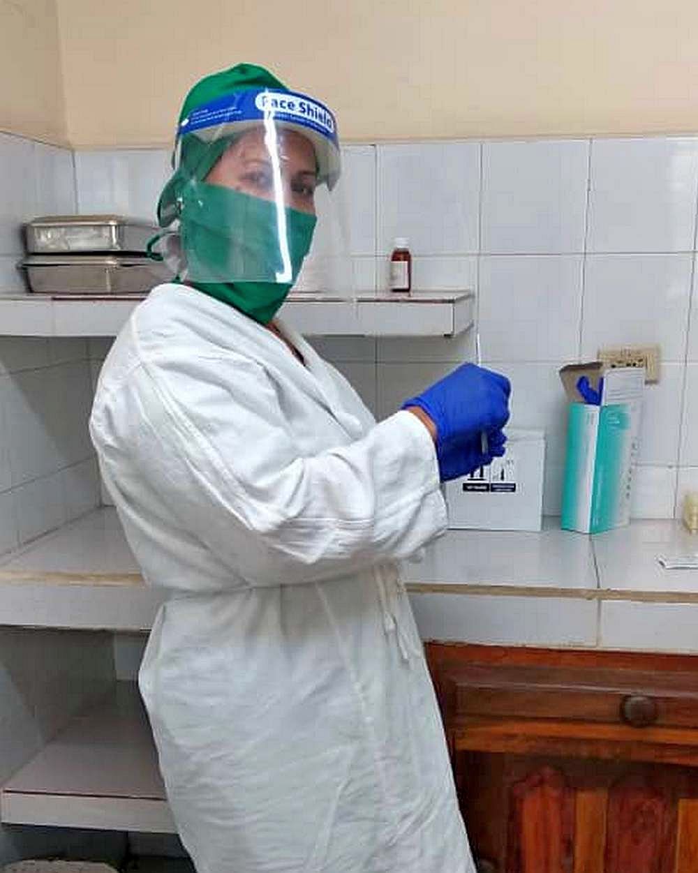 Preparando una toma de muestra de antígeno en el cuerpo de guardia de respiratorios de Nueva Gerona