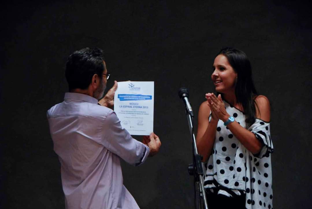Momento en el que el maestro Leo Brouwer le entrega a la directora Daiana García el Premio Espiral Eterna, que concedía su oficina.