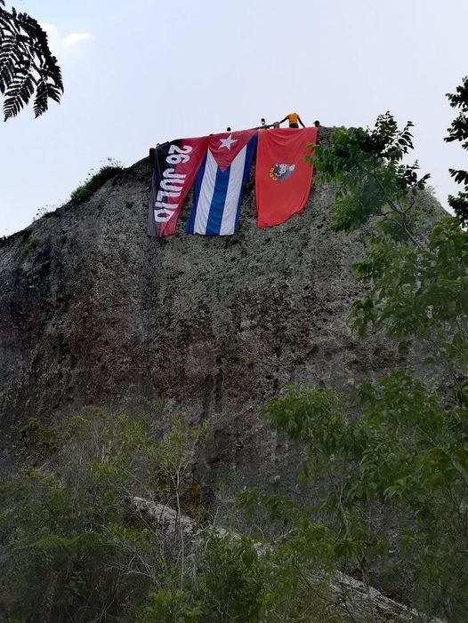 A 1225 metros sobre el nivel del mar, en la cima de la Gran Piedra, fue emplazada la enseña nacional en señal de reclamo de los nuevos santiagueros contra el Bloqueo