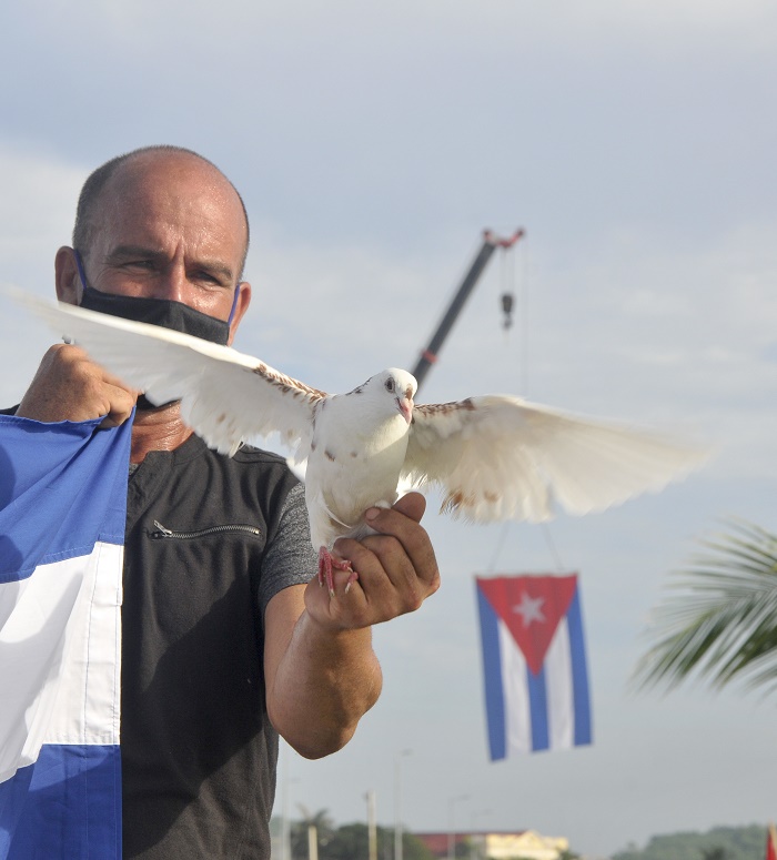 Hombre con paloma