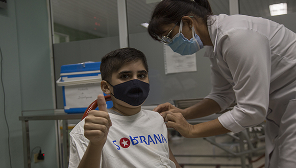 Gabriel García Fernández, de 12 años, primer paciente pediátrico en ser vacunado con Soberana 02.