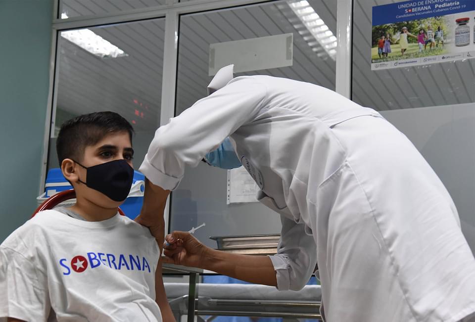 Gabriel estuvo entre los primeros voluntarios del ensayo clínico en pacientes pediátricos con Soberana 02