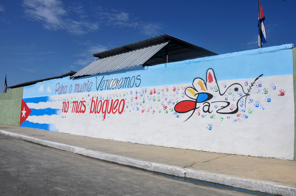 Mural de denuncia a la política hostil estadounidense