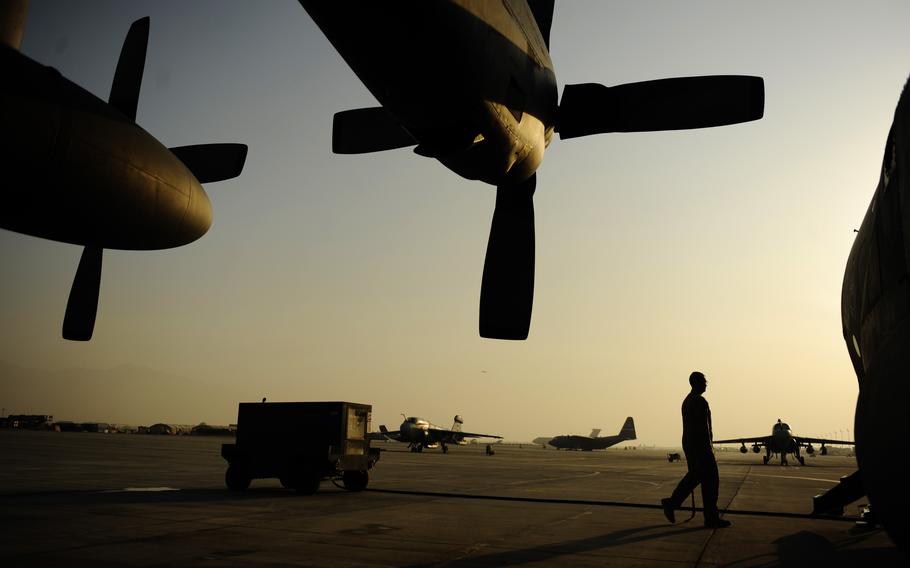 Cuando las tropas estadounidenses dejaron la base aérea de Bagram, fue considerado como un final simbólico de la guerra más larga de Estados Unidos. 
