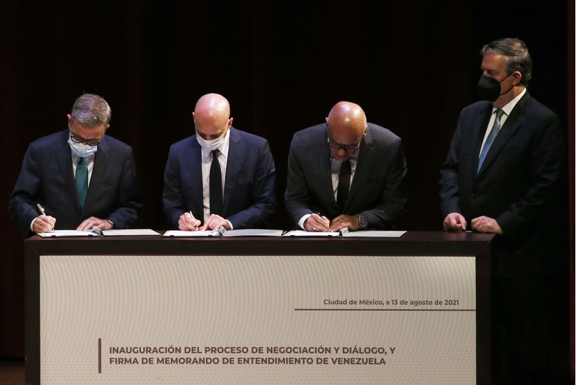 De izquierda a derecha, el representante de la oposición, Gerardo Blyde; Dan Nylander, diplomático noruego; Jorge Rodríguez, presidente de la Asamblea Nacional de Venezuela y el canciller mexicano Marcelo Ebrard, durante la firma del Memorando de Entendimiento.