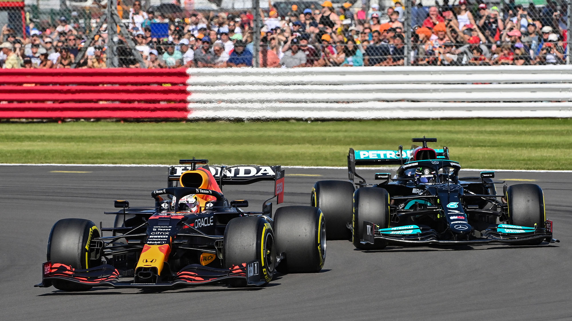Verstappen (Red Bull, izquierda) y Hamilton (Mercedes) no temen usar sus bólidos para arriesgar al máximo sobre la pista