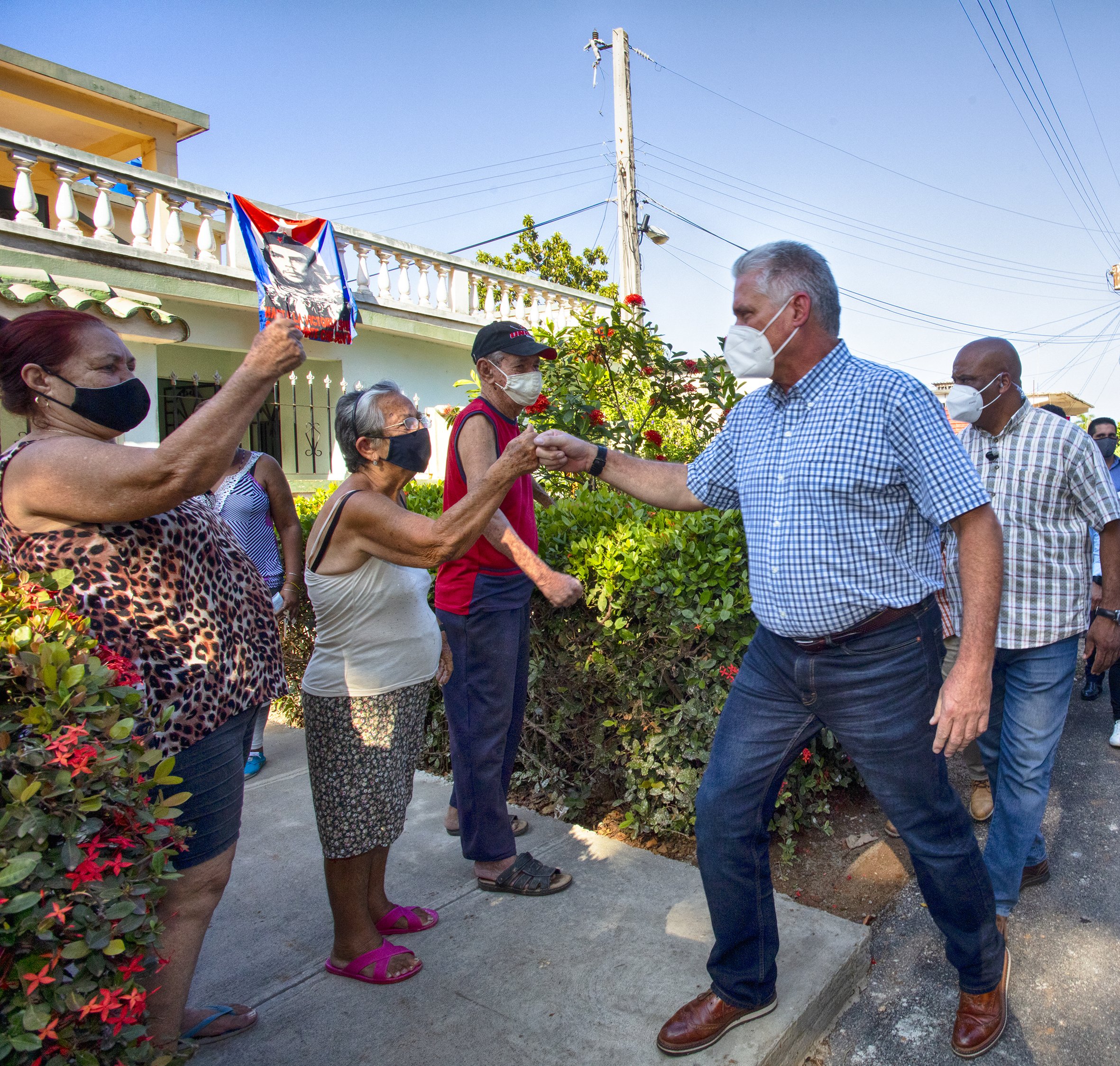 Presidente cubano visita el barrio capitalino La Corbata