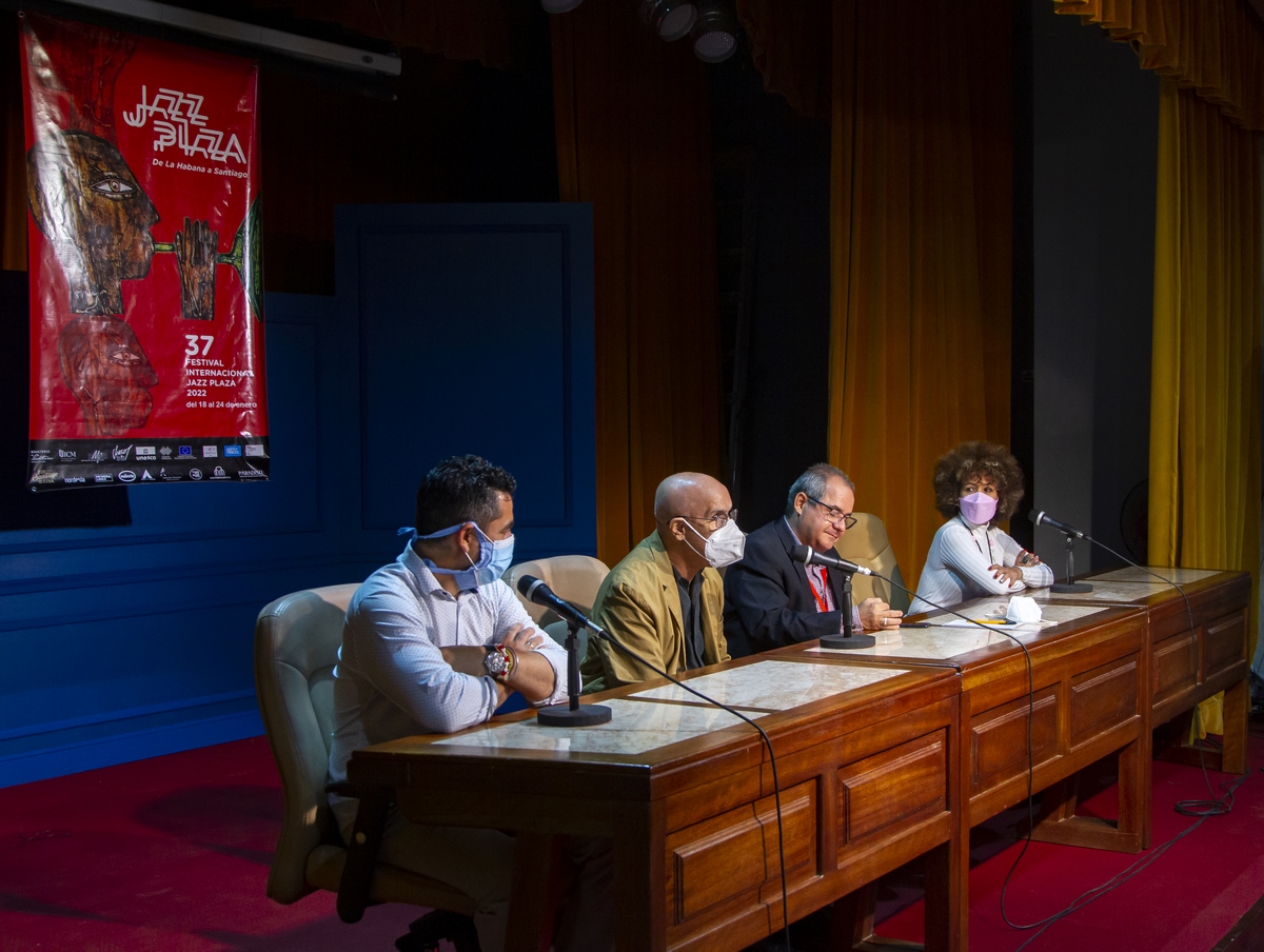 Conferencia de prensa en el teatro Abelardo Estorino del Ministerio de Cultura.