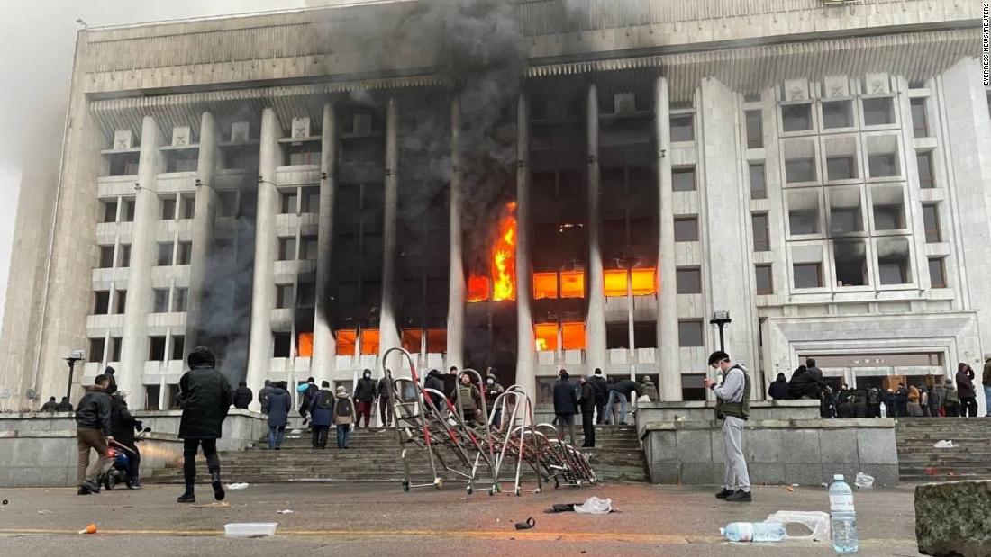 Durante las protestas en Kazajistan han atacado el edificio de gobierno en Almaty