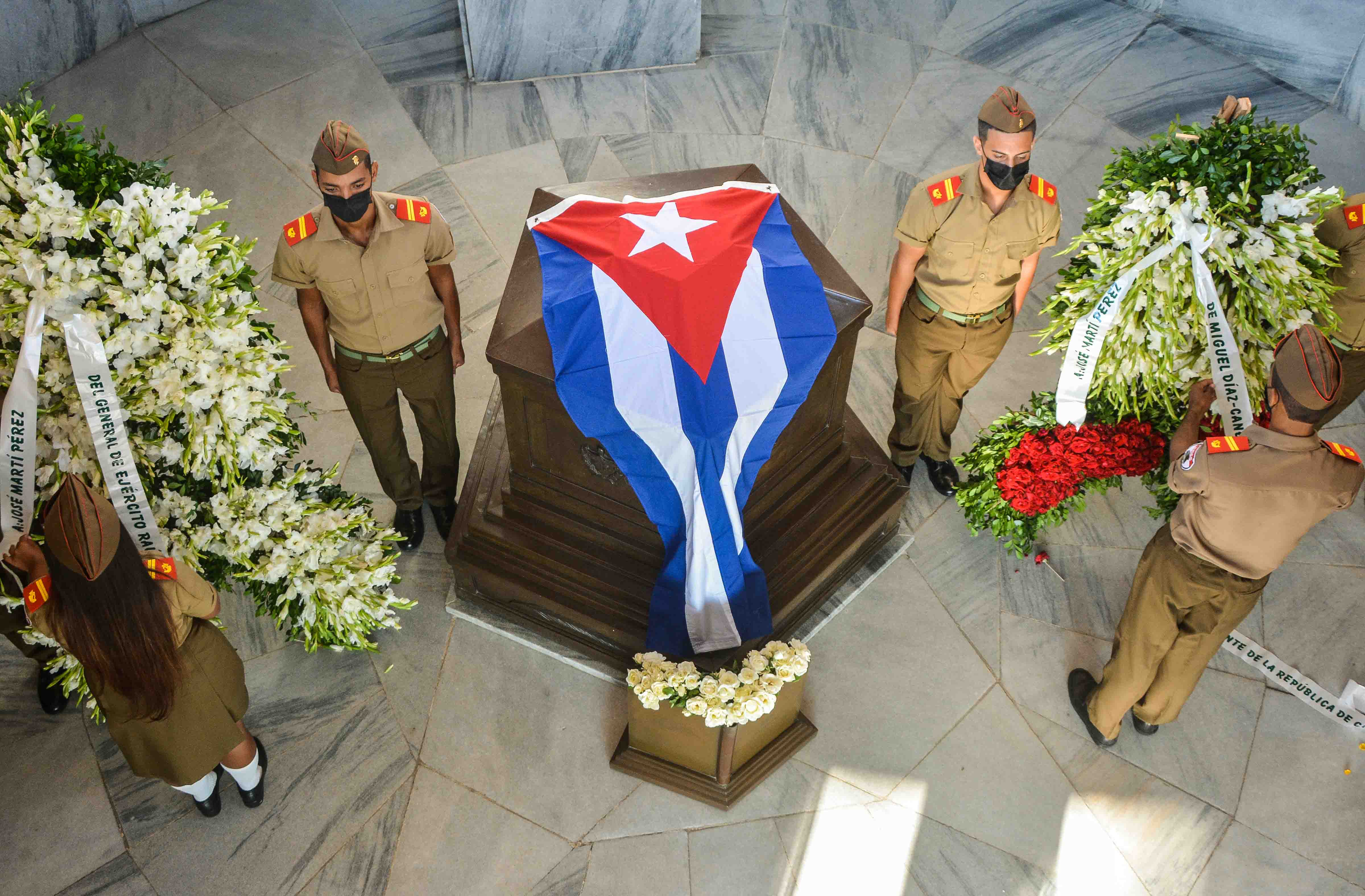 Homenaje a José Martí en el cementerio Santa Ifigenia