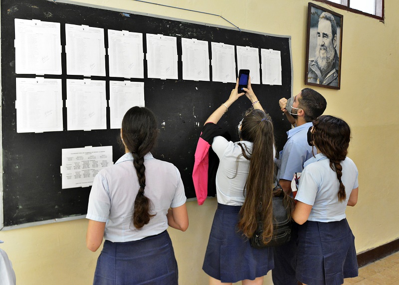 Los muchachos buscaban ansiosos las notas de sus pruebas. 