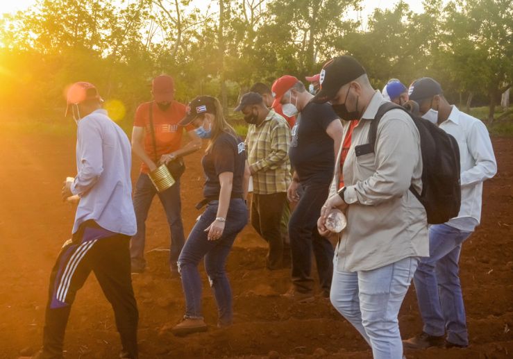 Díaz-Canel y más de 100 jóvenes, entre estudiantes y trabajadores, en trabajo voluntario