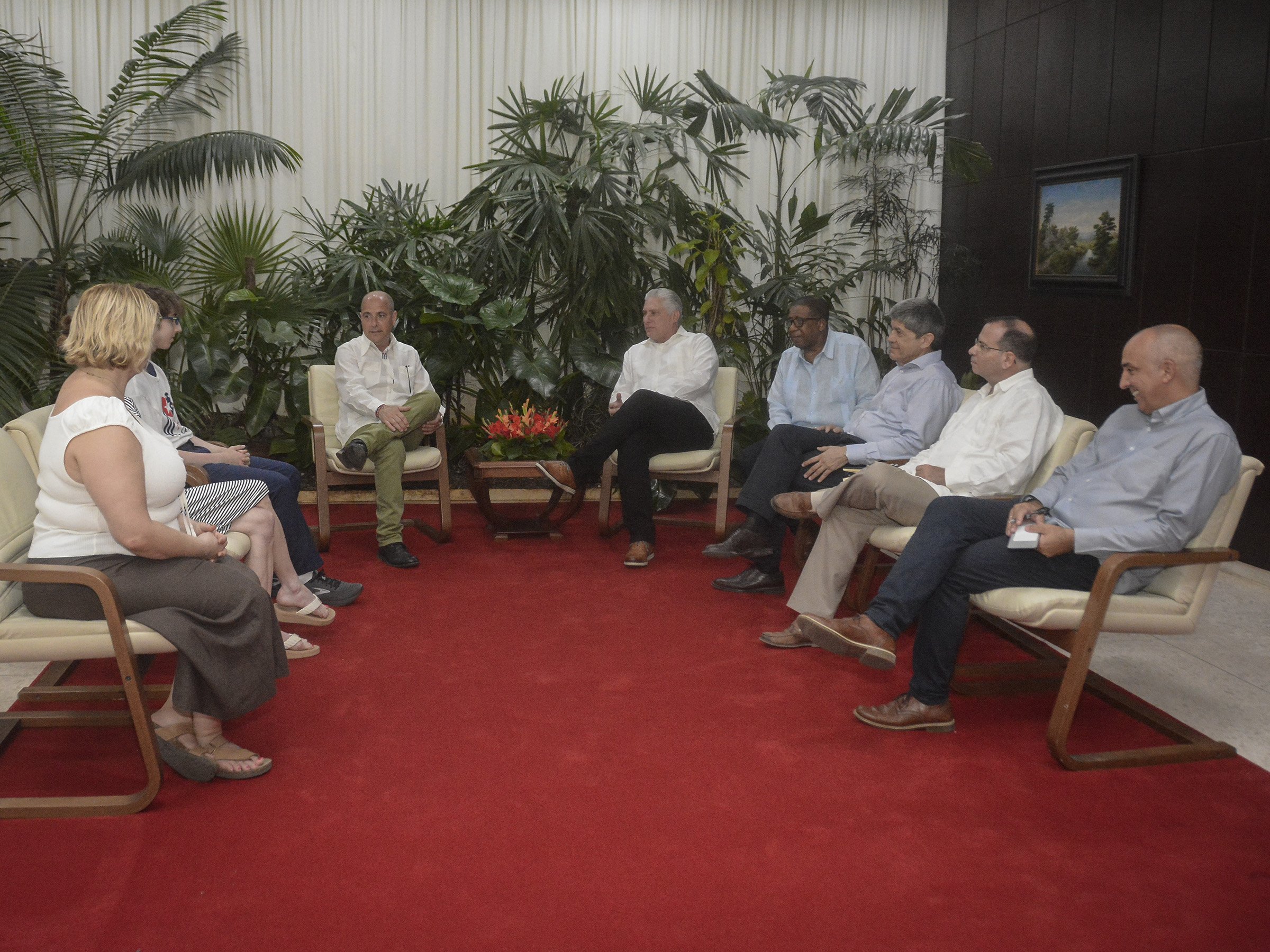 Recibe Primer Secretario del Comité Central del Partido Comunista y Presidente de la República, Miguel Díaz-Canel Bermúdez, al activista Carlos Lazo y una representación de la delegación de 40 estudiantes, padres y maestros estadounidenses del proyecto solidario Puentes de Amor. 