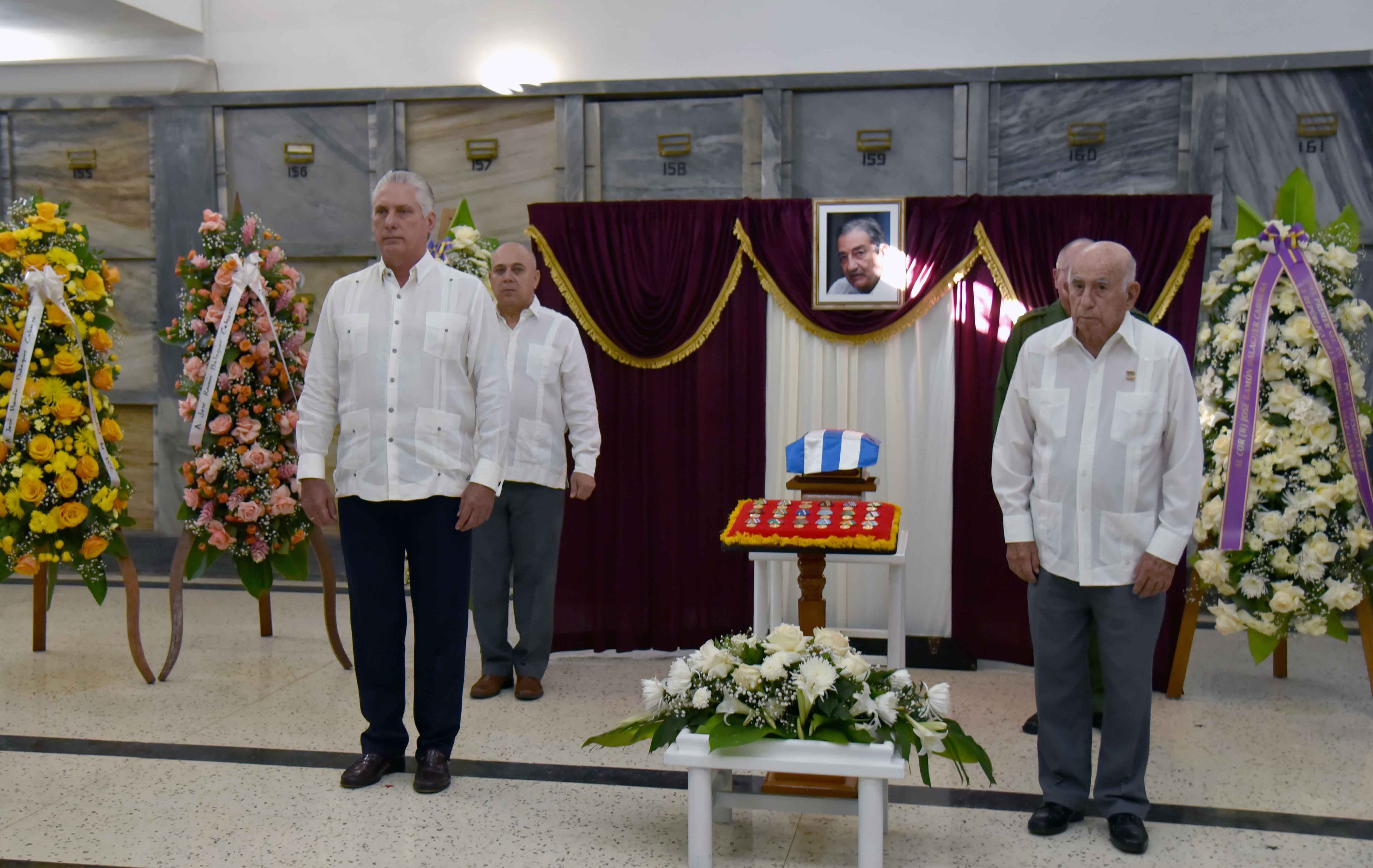El Presidente cubano junto a otras autoridades encabezó la primera guardia de honor