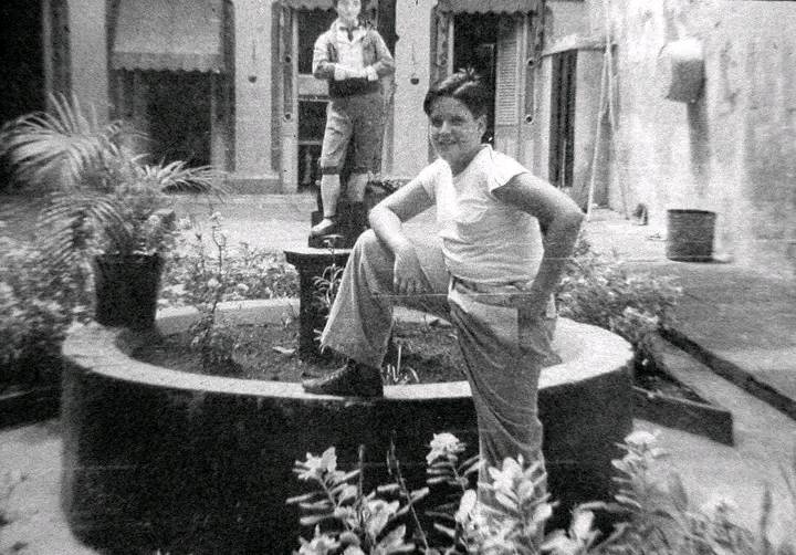 José Antonio junto a la fuente del patio de su casa natal