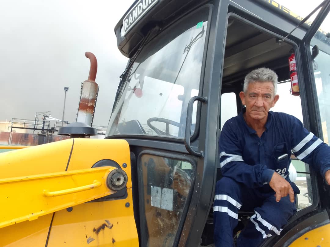 Héctor Lauzurique Hernández, operador de equipos pesados de la comercializadora de combustibles
