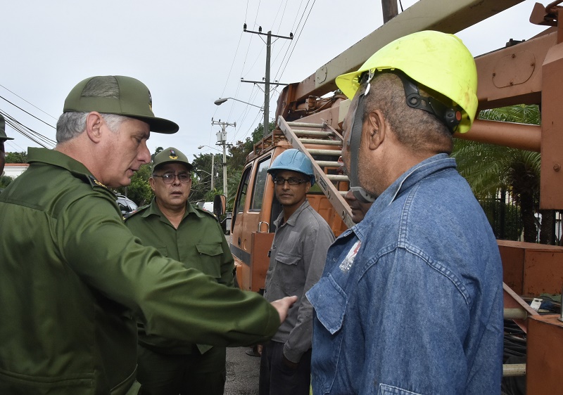  El Jefe de Estado saludó a trabajadores del sector eléctrico que trabajan con agilidad en la recuperación.