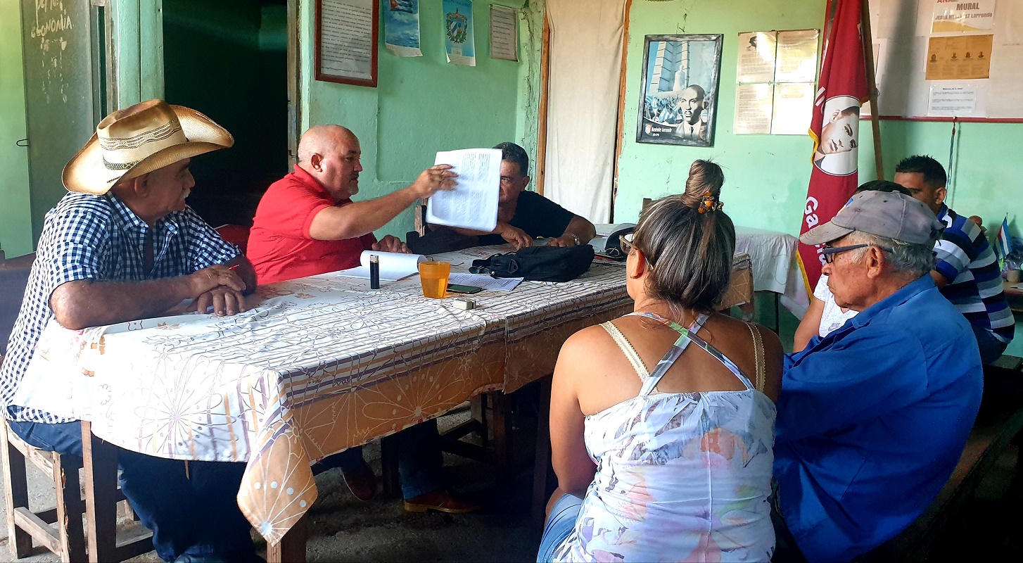 Omar Conde, funcionarios de la esfera Agroalimentaria del Comité Central del PCC, insistió con campesinos de la CCS  Jesús Menéndez sobre construir los planes a partir de las potencialidades reales.