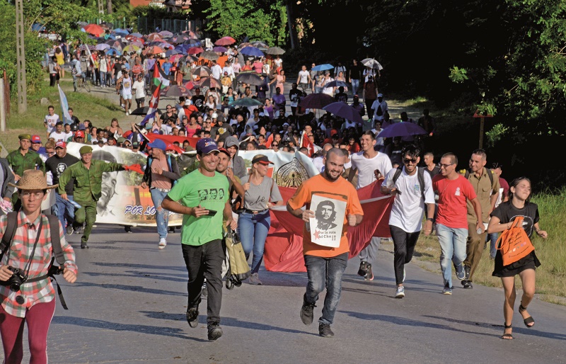 Estudiantes y jóvenes villaclareños protagonizaron este jueves una multitudinaria caminata por la ruta del Guerrillero Heroico. 