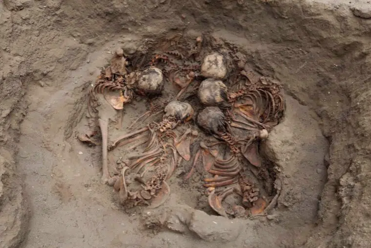 Restos óseos de los niños hallados este verano en Perú.