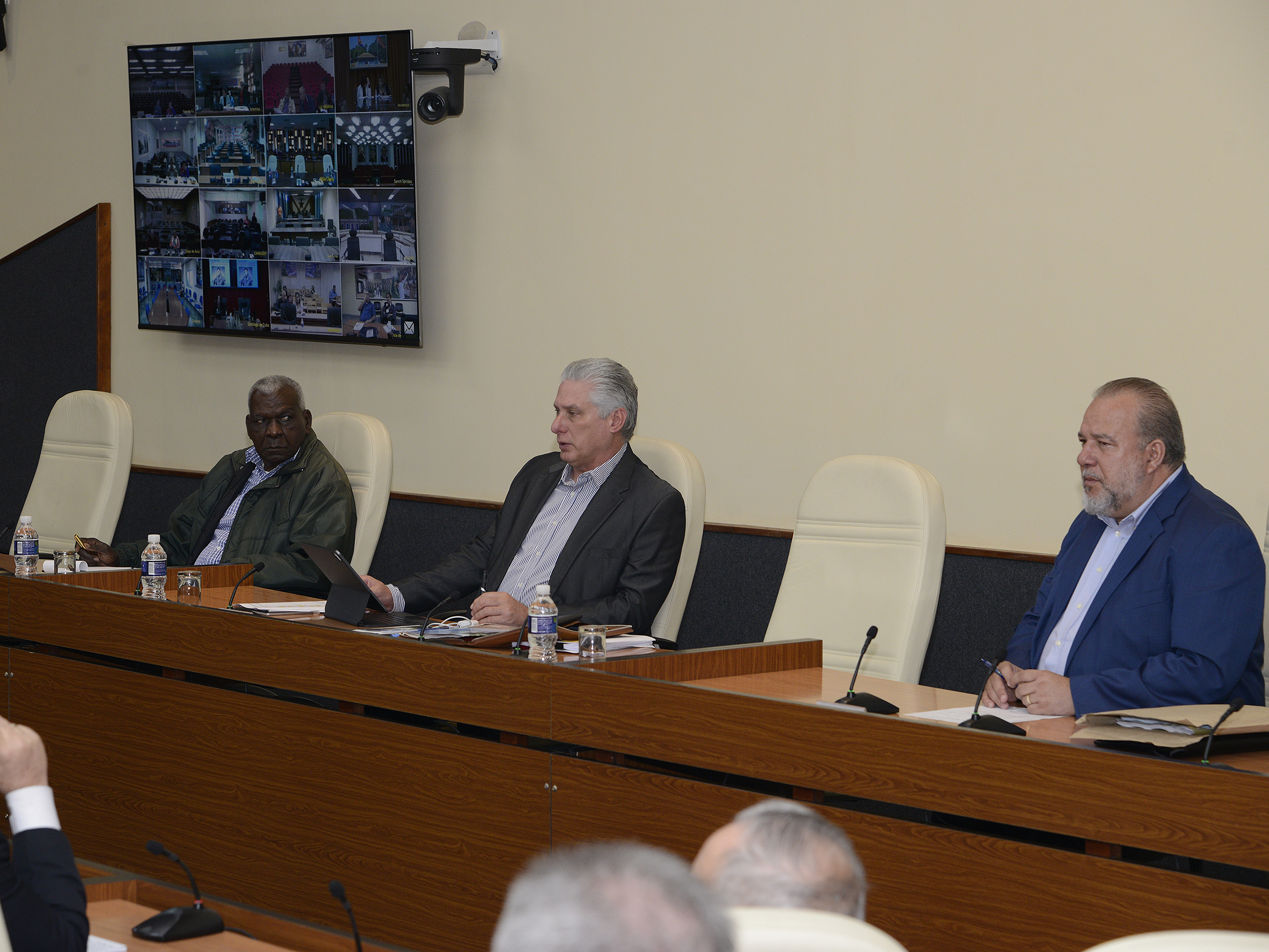 El Primer Secretario del Comité Central del Partido Comunista y Presidente de la República, Miguel Díaz-Canel Bermúdez, tuvo lugar en la mañana de este miércoles, desde el Palacio de la Revolución, la reunión de chequeo a cómo marcha la recuperación de los territorios afectados por el reciente paso del huracán Ian.