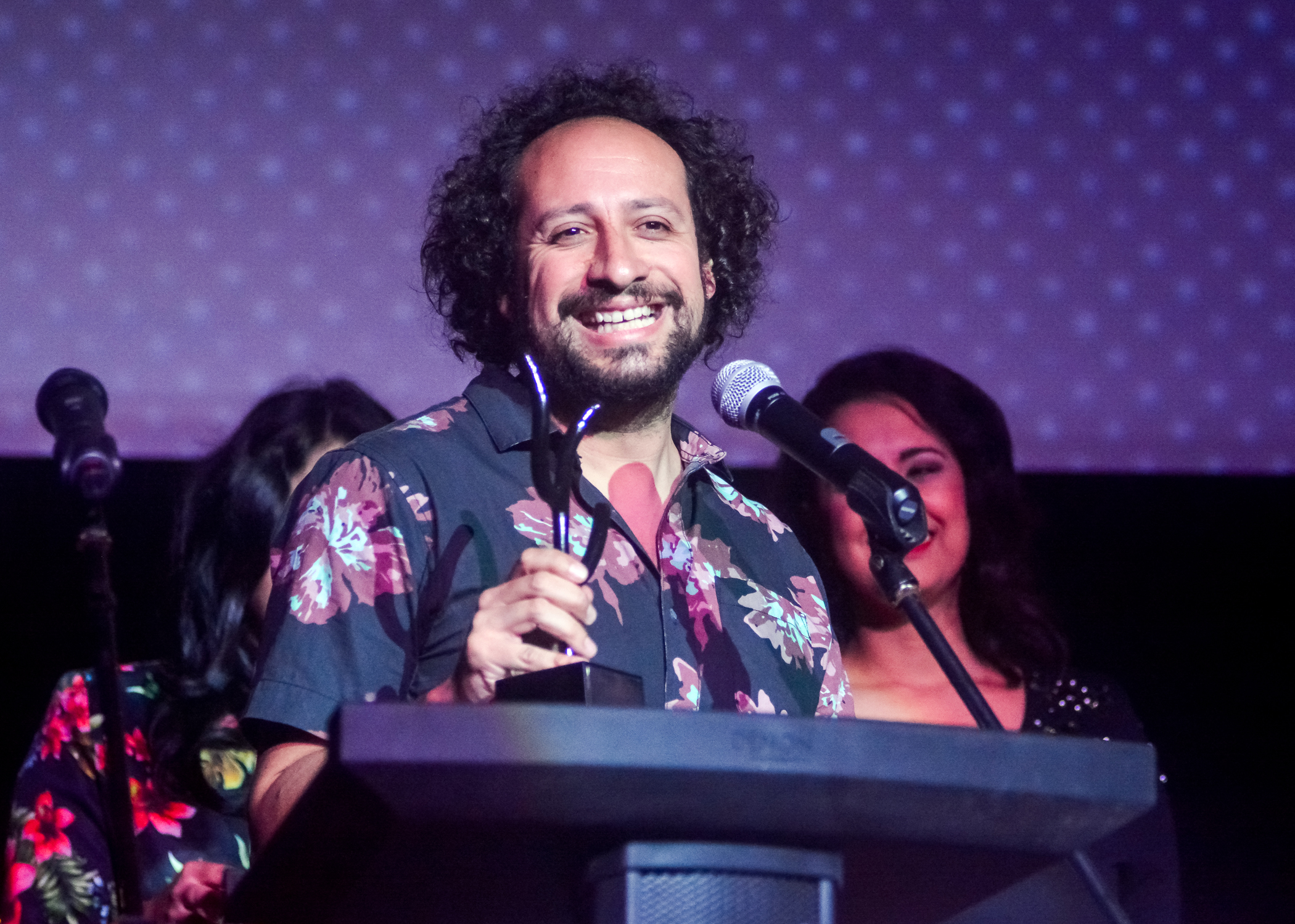El directo boliviano Kiro Russo al recoger uno de los premios Coral en la gala de clausura del Festival Internacional del Nuevo Cine Latinoamericano