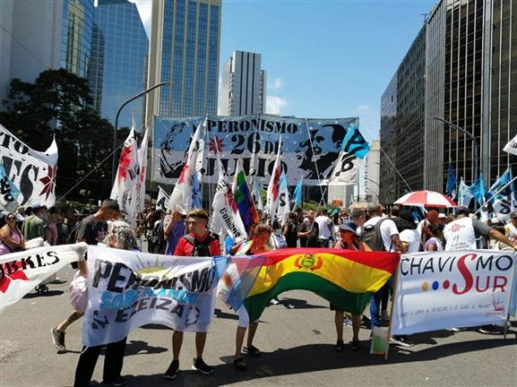 Organizaciones sociales piden hoy en las afueras de la sede de la VII Cumbre de la Celac el fin de todos los bloqueos en América Latina. 