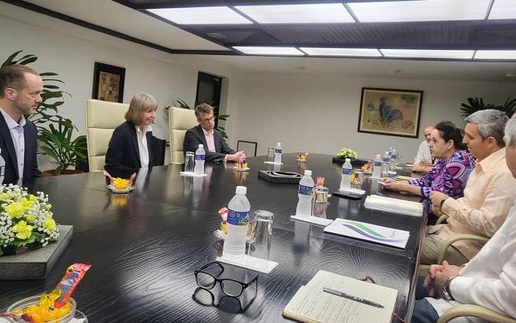 Encuentro en La Habana entre Jorge Luis Perdomo Di-Lella, vice primer ministro cubano, y Candace Johnson, presidenta y directora ejecutiva del centro científico norteamericano.