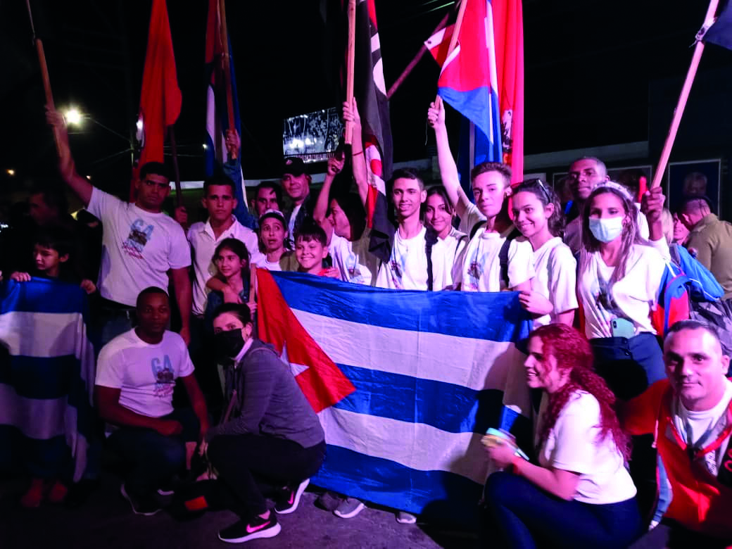 Un grupo de estudiantes y jóvenes de diversos sectores reeditaron la entrada de la caravana a Pinar del Río.