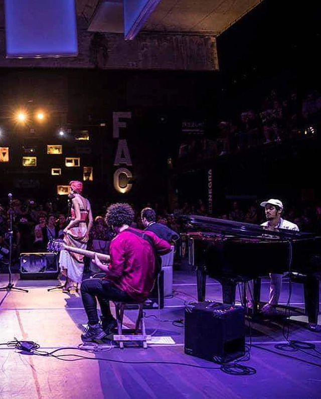  El debut de Grey ante el público cubano fue el 17 de enero de 2020 en la nave 3 de Fábrica de Arte Cubano.