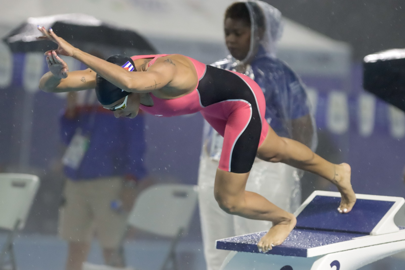 Ni siquiera la insistente lluvia evitó que Gámez consiguiera completar una actuación antológica en las piscinas cuscatlecas. 