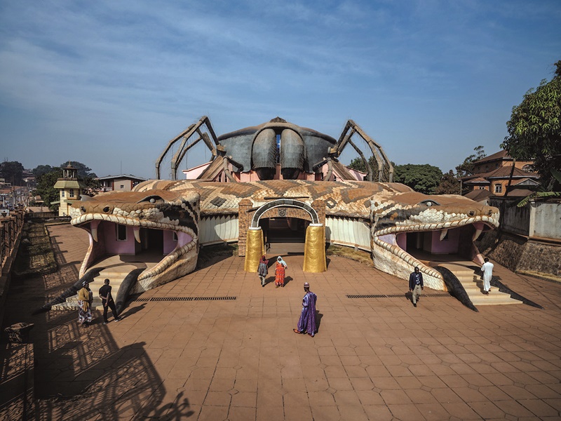 La entrada bicéfala del  Museo de Foumbam