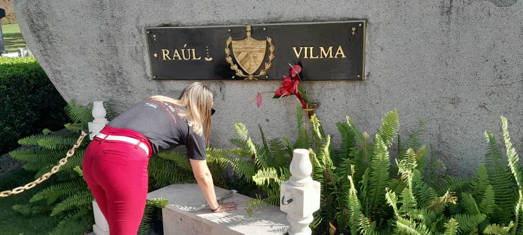 La dirigente juvenil llegó hasta el hasta el majestuoso Mausoleo del Segundo Frente Oriental Frank País García y rindió tributo a los héroes y mártires que descansan en este sagrado sitio.