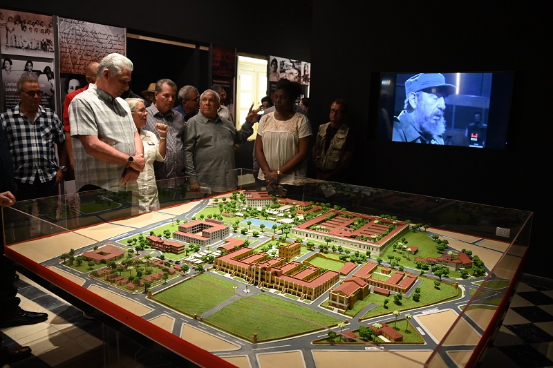 El Presidente cubano junto a otras personalidades recorrió el Museo Histórico 26 de Julio.