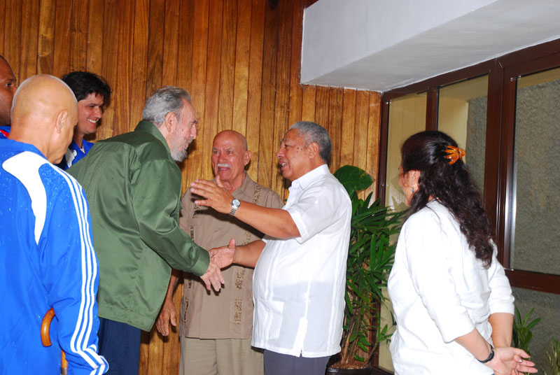 Pez Ferro es saludado por Fidel