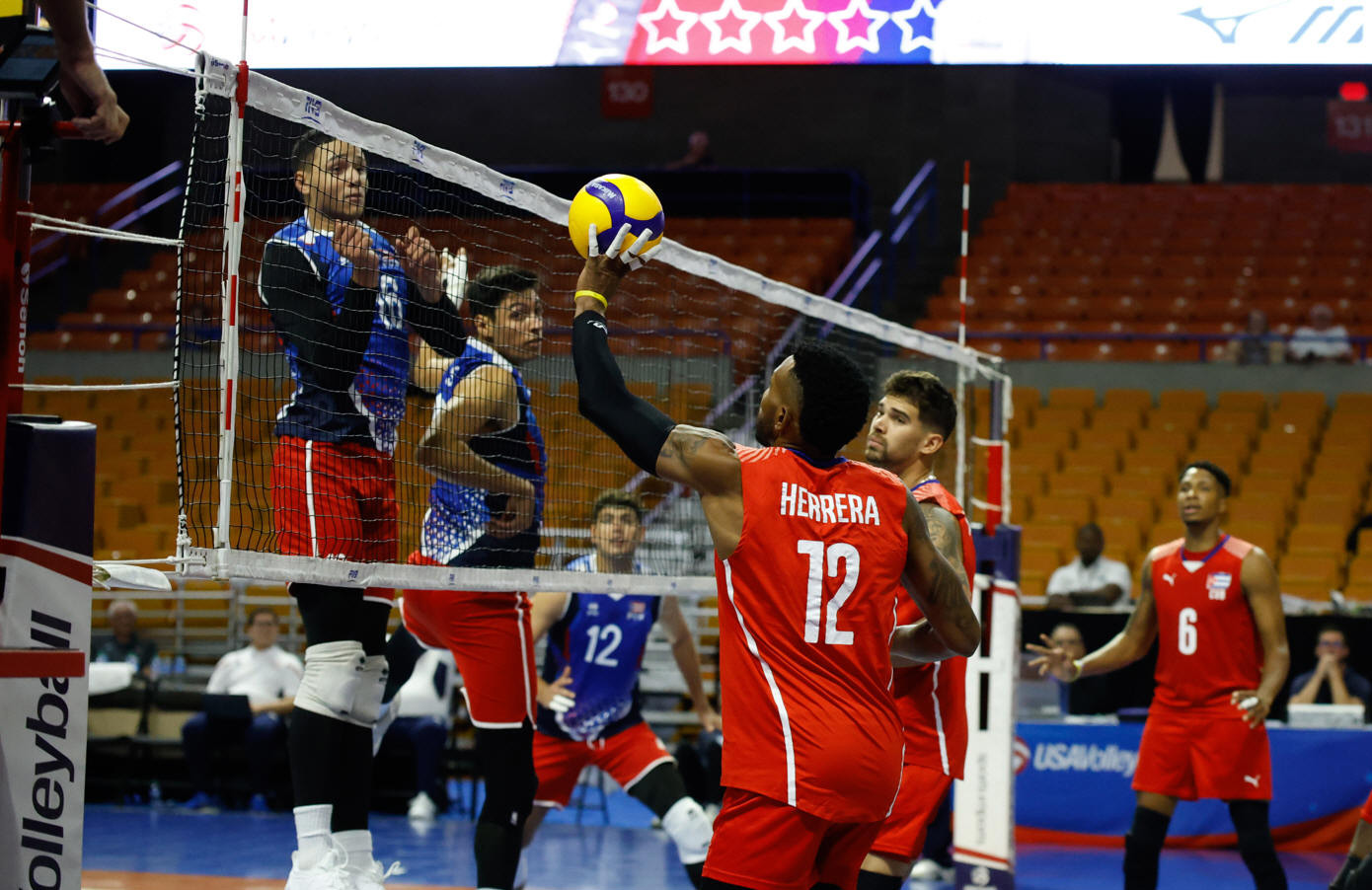 Cuba se juega este jueves ante los locales el pase directo a la semifinal de la lid continental. 