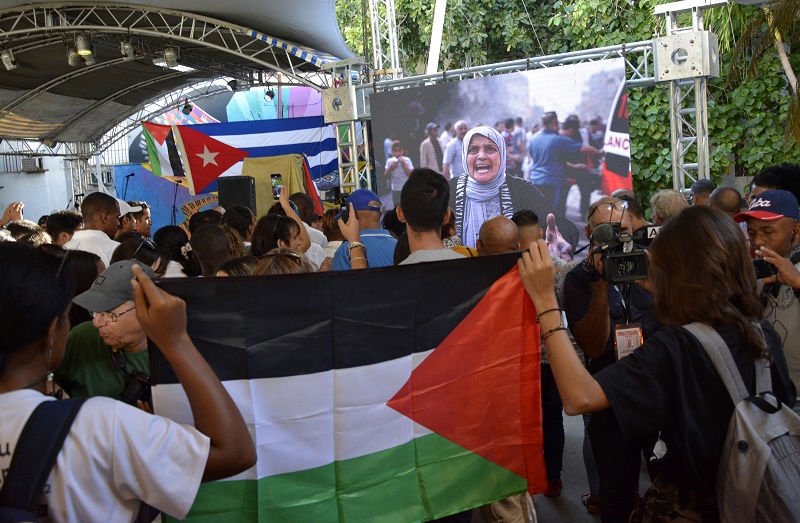 Las muestras de cariño, respeto y admiración de los jóvenes cubanos con el pueblo de Palestina se hicieron evidentes este lunes en La Habana. 