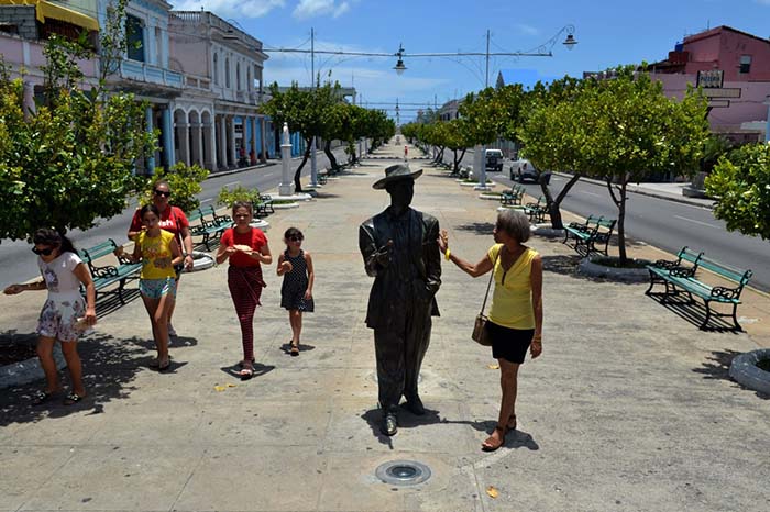 Esta singular obra escultórica atrae a visitantes y locales.