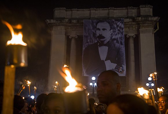  Cada año la marcha de las antorchas deviene una impresionante manifestación patriótica de los jóvenes en homenaje al más universal de los cubanos. 