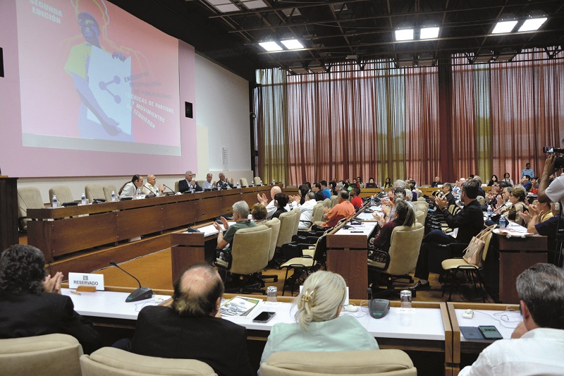 El mandatario cubano tuvo un fructífero intercambio con los asistentes al 2do. Encuentro Internacional de Publicaciones Teóricas de Partidos y Movimientos de Izquierda.