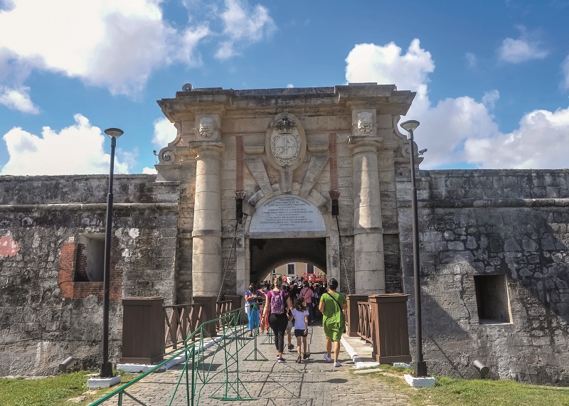 La vieja Fortaleza habanera abre sus puertas cada año a la lectura y el saber.