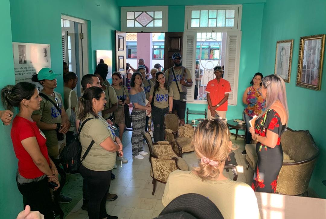 Hasta la Casa Museo Hermanos Saíz Montes de Oca llegaron los integrantes de la Asociación para honrar la memoria de quienes los inspiran. 