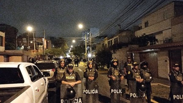 Policías rodean la casa de la presidenta Dina Boluarte durante el allanamiento ordenado por la Fiscalía