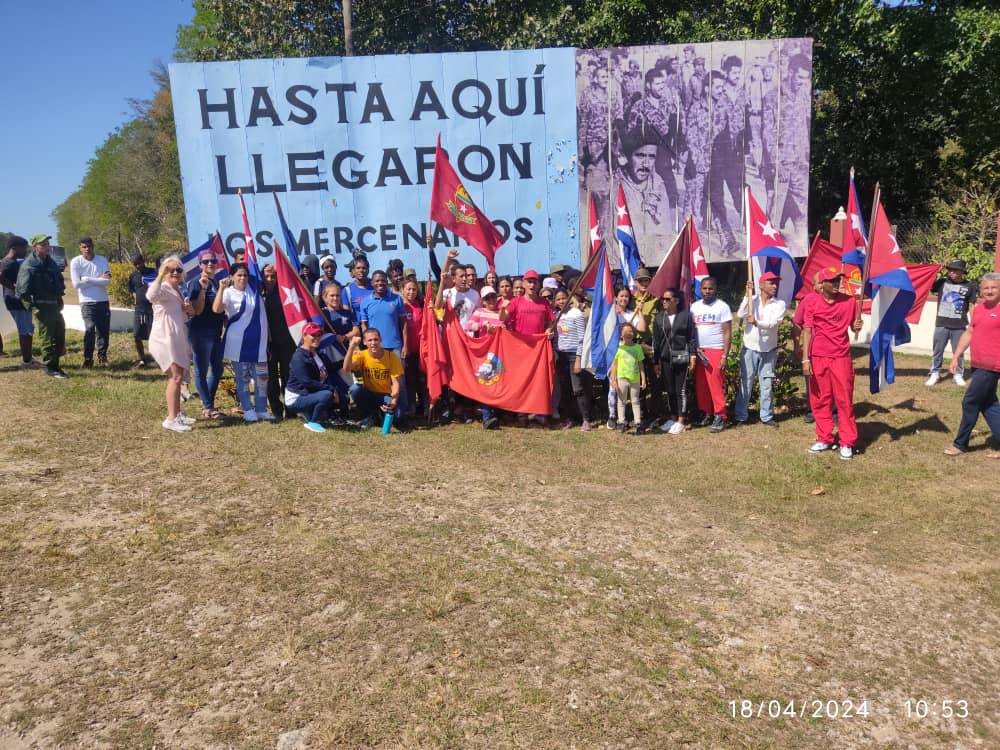 Jóvenes matanceros reeditaron la tradicional caminata por la victoria de Playa Girón. 