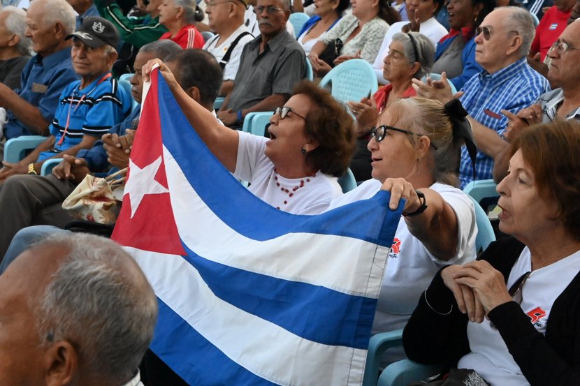 En la histórica esquina de 23 y 12, el pueblo capitalino recordó el aniversario 63 de la proclamación del carácter socialista de la Revolución.