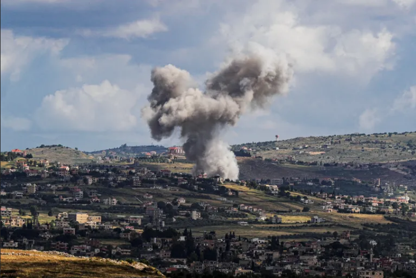 Columna de humo se levanta en poblado libanés atacado por Israel.