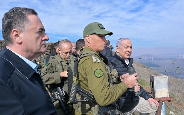 Netanyahu en Monte Bental, en la frontera de Israel con Siria, junto a oficiales y el ministro de Defensa Israel Katz
