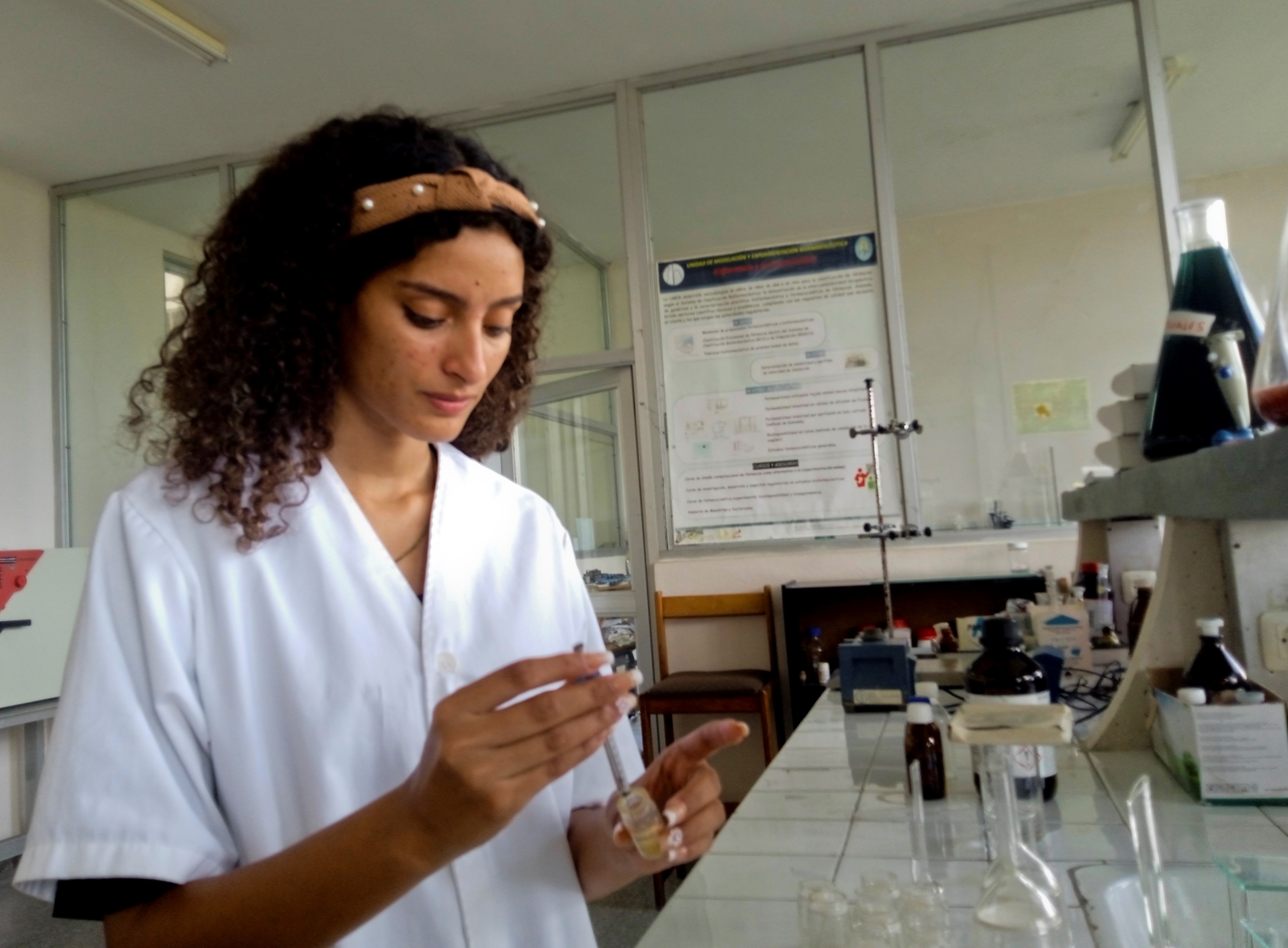 Amanda Ivet Rivero Arbolay, joven merecedora de la beca doctoral de BioCubaFarma, para desarrollar nuevas formulaciones tópicas a partir de la furvina