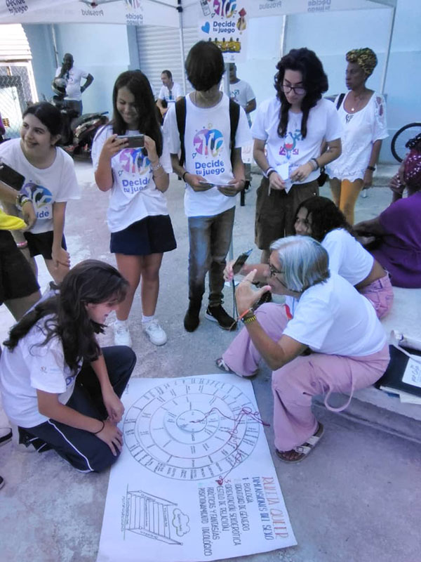Promotores adolescentes de la línea Decide tu juego y jóvenes del grupo Trans masculinos comparten con Marisol, una de nuestras voluntarias veteranas, el juego de la ruleta Queer, herramienta creada para entender nuestra sexualidad dinámica, compleja y única.
